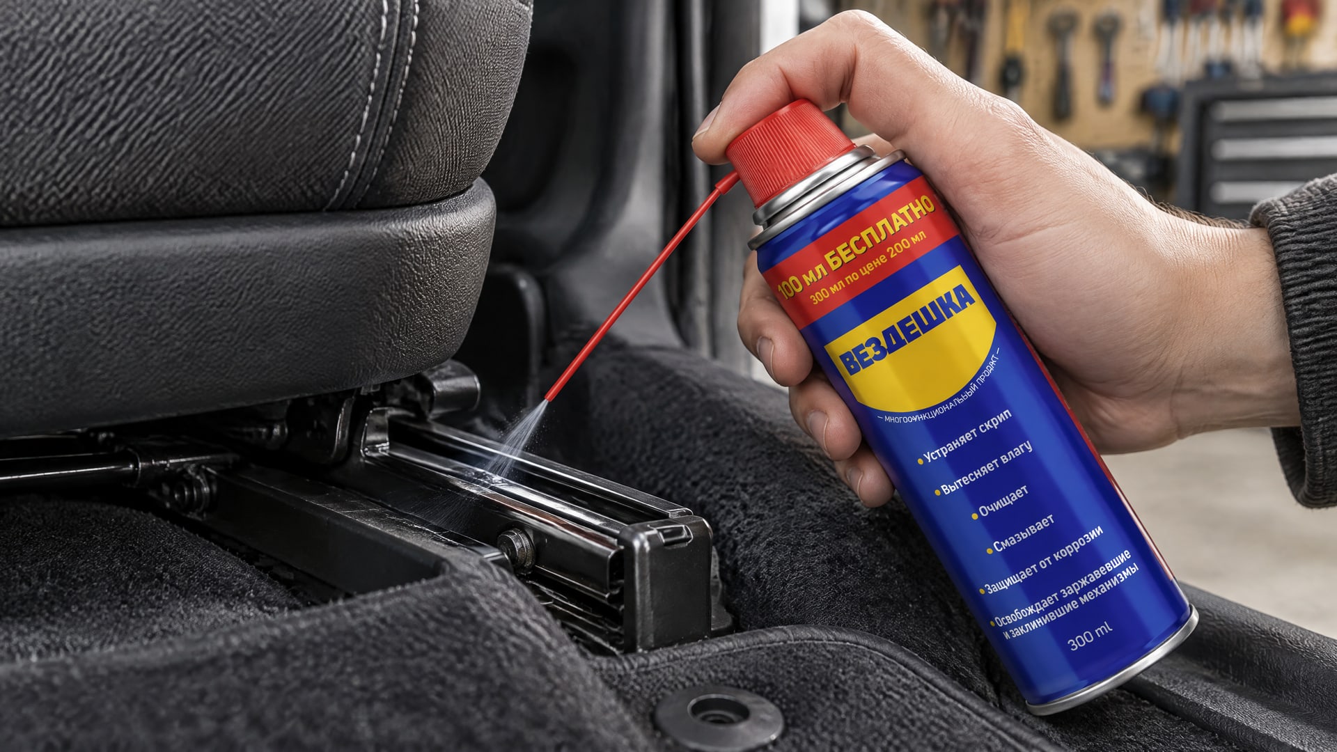 Рука в перчатке наносит универсальную смазку wd-40 на направляющие.